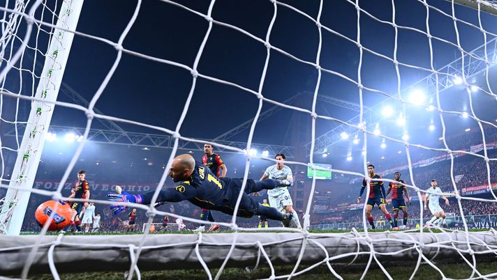 GENOA, ITALY - DECEMBER 14: (EDITORS NOTE: Image Has Been Taken Using A Remote Camera.) Yann Aurel Bisseck of FC Internazionale scores the first goal during the Serie A match between Genoa CFC and FC Internazionale at Luigi Ferraris Stadium on December 14, 2025 in Genoa, Italy. (Photo by Mattia Pistoia - Inter/Inter via Getty Images) Genoa Pisa dove vedere