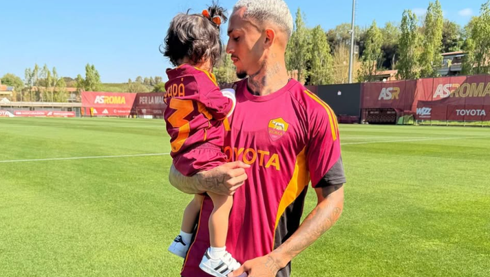 Roma, Wesley a Trigoria nel giorno di riposo: allenamento speciale con la figlia Roma, Wesley a Trigoria nel giorno di riposo: allenamento speciale con la figlia - immagine 1