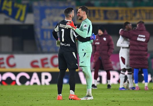 VERONA, ITALY - JANUARY 04: Alberto Andrea Paleari of Torino interacts with Lorenzo Montipo of Hellas Verona after the Serie A match between Hellas Verona FC and Torino FC at Stadio Marcantonio Bentegodi on January 04, 2026 in Verona, Italy. (Photo by Alessandro Sabattini/Getty Images)