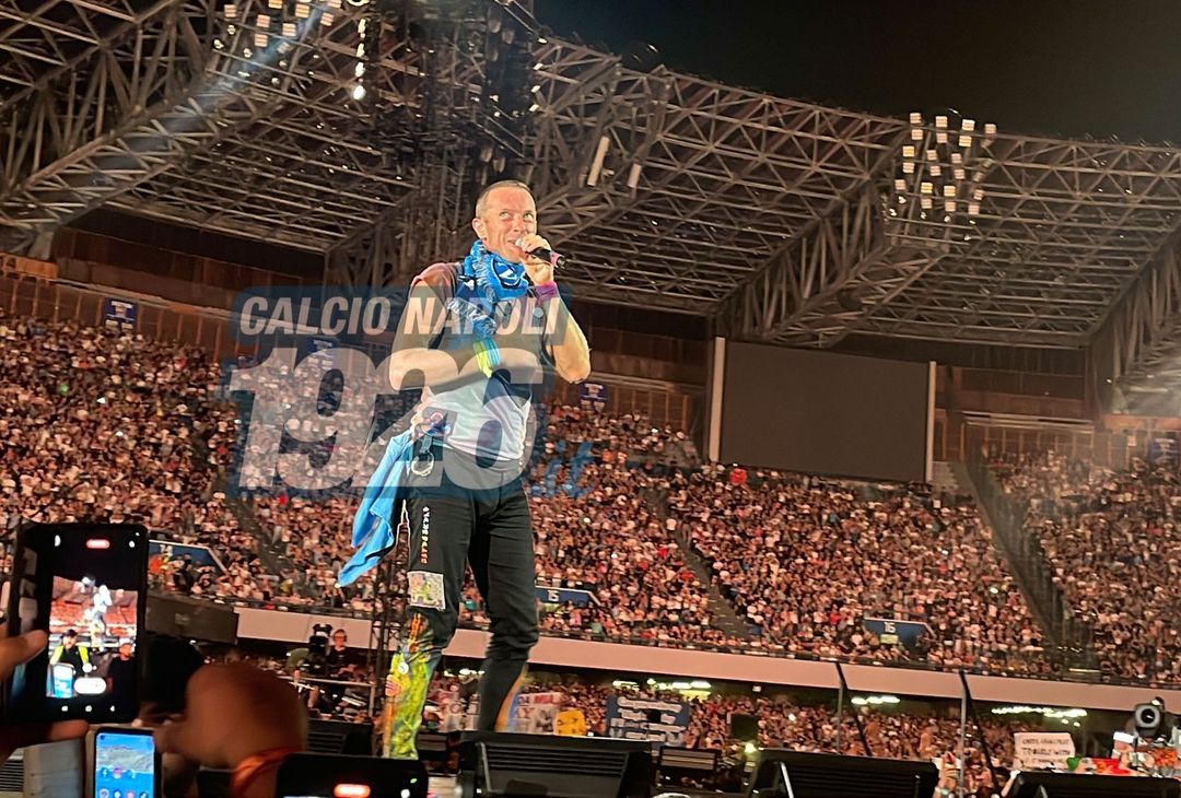 GALLERY Coldplay, Chris Martin scalda il Maradona indossando la maglia del più grande- immagine 1