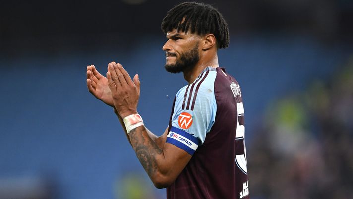 BIRMINGHAM, ENGLAND - OCTOBER 30: Tyrone Mings of Aston Villa applauds the fans following the Carabao Cup Fourth Round match between Aston Villa and Crystal Palace at Villa Park on October 30, 2024 in Birmingham, England. (Photo by Shaun Botterill/Getty Images) VIDEO Errore clamoroso, Mings blocca la palla con le mani in area: rigore e sconfitta - immagine 1