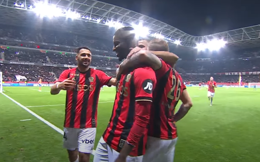 Mohamed Ali Cho, attaccante del Nizza, esulta con i compagni dopo il gol del 2-0 siglato contro il Marsiglia nel corso dell'ultimo derby di Ligue 1 (Screen canale YouTube OGC Nice) Monaco favorito contro il Nizza, ma occhio alle sorprese: il pronostico del derby- immagine 6