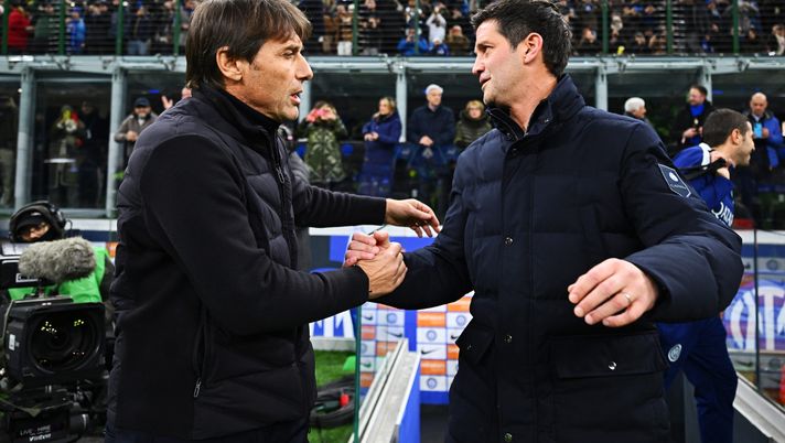 MILAN, ITALY - JANUARY 11: Head Coach of SSC Napoli Antonio Conte and Head Coach of FC Internazionale Cristian Chivu look on prior to the Serie A match between FC Internazionale and SSC Napoli at Giuseppe Meazza Stadium on January 11, 2026 in Milan, Italy. (Photo by Mattia Ozbot - Inter/Inter via Getty Images) Inter-Napoli la 3a partita più vista in tv in stagione: ecco il dato degli ascolti - immagine 1