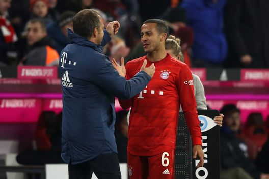 Thiago Alcantara e Hansi Flick nel 2020, durante la sfida tra Bayern Monaco e Schalke 04. (Foto di Alexander Hassenstein/Bongarts/Getty Images) Thiago Alcantara ritrova Flick