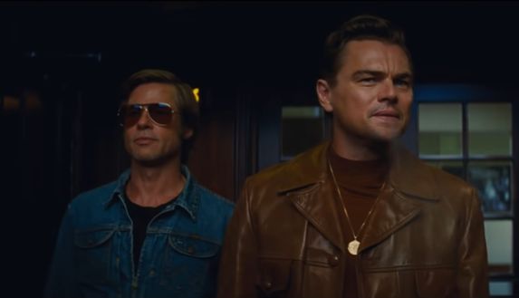 Brad Pitt e Leonardo Di Caprio in una scena del film 'C'era una volta... a Hollywood' di Quentin Tarantino. Un multiverso di emozioni e la voglia di ritrovarsi! Il film di Inter-Urawa Red Diamonds- immagine 3