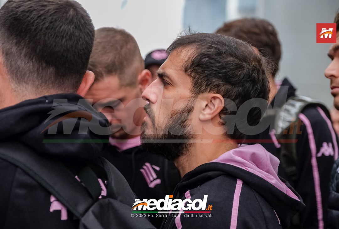 FOTO Palermo: la squadra verso Benevento. Cori e striscioni al “Barbera” (La Gallery) - immagine 29