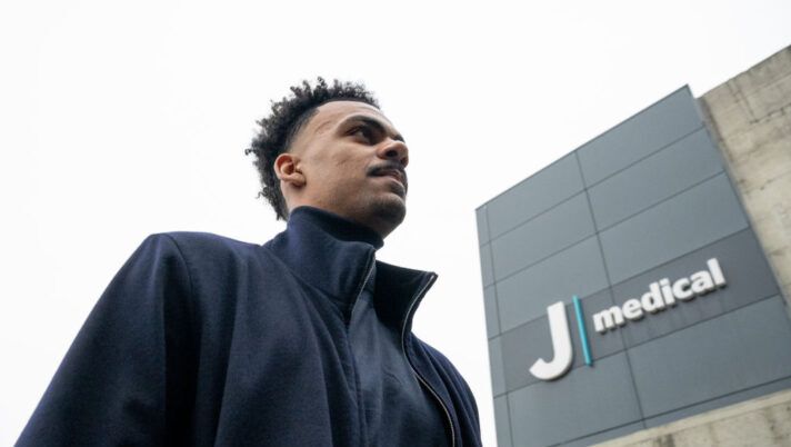 TURIN, ITALY - JANUARY 27: Juventus new signing Renato Veiga arrives for medical tests at Jmedical on January 27, 2025 in Turin, Italy. (Photo by Daniele Badolato - Juventus FC/Juventus FC via Getty Images) UFFICIALE – Juve, ecco Renato Veiga: tutti i dettagli e le cifre definitive dell’operazione - immagine 1