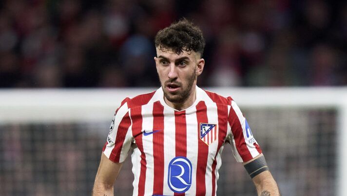 MADRID, SPAIN - MARCH 10: Matteo Ruggeri of Atletico de Madrid in action during the UEFA Champions League 2025/26 Round of 16 First Leg match between Atletico de Madrid and Tottenham Hotspur FC at Estadio Civitas Metropolitano on March 10, 2026 in Madrid, Spain. (Photo by Angel Martinez/Getty Images) Sky – C’è un nuovo sondaggio dall’Italia per Ruggeri ma la posizione dell’Atletico è questa - immagine 1