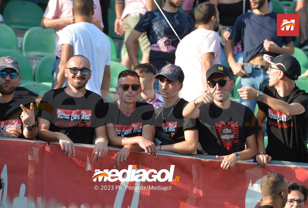 FOTOTIFO Palermo-Feralpisalò 3-0, gli scatti ai tifosi al “Renzo Barbera” (GALLERY) - immagine 11