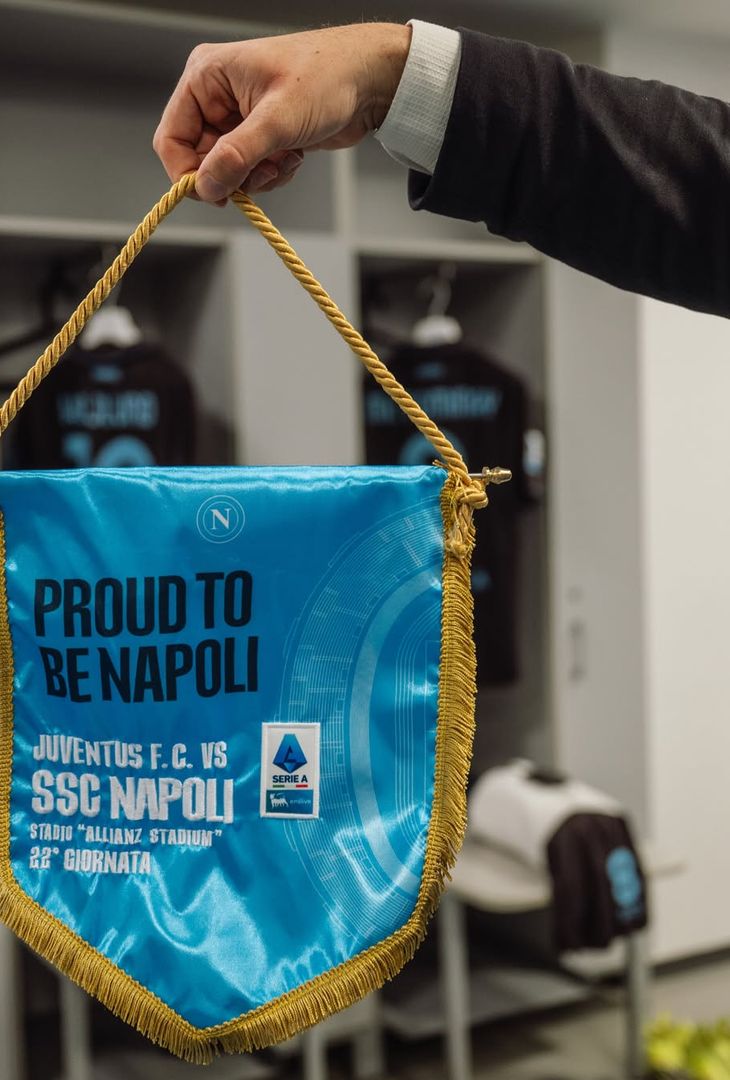 Sale l'attesa per il fischio d'inizio (fissato per le 18:00 odierne) di Juventus-Napoli, gara valevole per la 22ª giornata del campionato 2025/26 di Serie A. Per l'occasione, la squadra di Antonio Conte, come dimostra il seguente post pubblicato dalla società partenopea sul proprio account Instagram, scenderà in campo con indosso la terza maglia, rinominata dallo stesso club di Fuorigrotta con l'appellativo 'Cafè'.