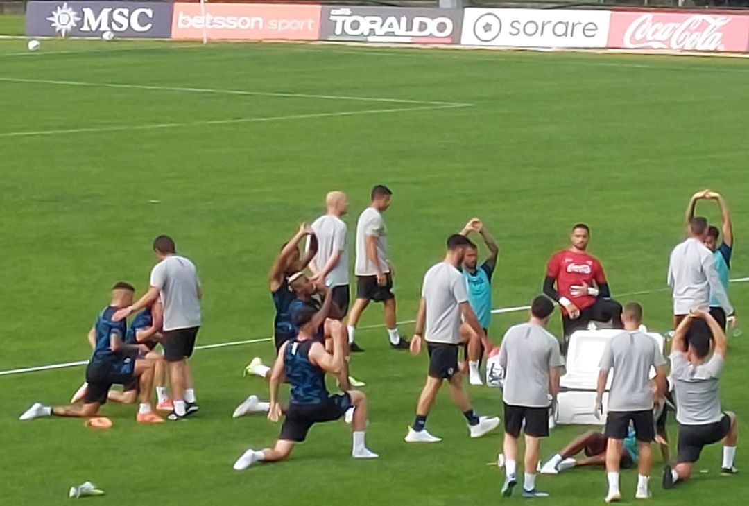 GALLERY Conte saluta con affetto tutti i suoi ragazzi al termine dell’allenamento - immagine 9