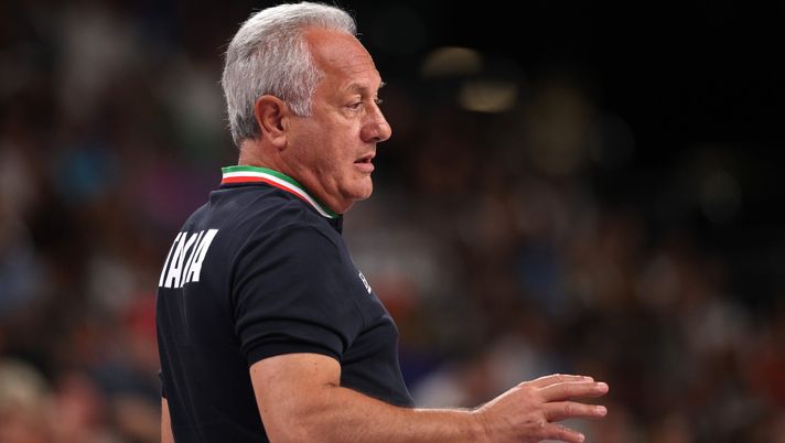 PARIS, FRANCE - AUGUST 01: Team Italy coach Julio Velasco looks on during a Women's Preliminary Round match on day six of the Olympic Games Paris 2024 at Paris Arena on August 01, 2024 in Paris, France. (Photo by Jared C. Tilton/Getty Images) Velasco: “Napoli e l’Argentina amano Maradona, il resto del mondo non lo so” - immagine 1