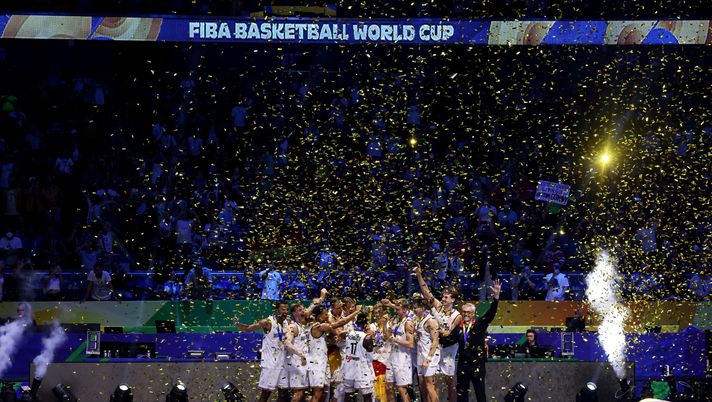 MANILA, PHILIPPINES - SEPTEMBER 10: Dennis Schroder #17 of Germany lifts the Naismith Trophy as he celebrates with teammates after the FIBA Basketball World Cup Final victory over Serbia at Mall of Asia Arena on September 10, 2023 in Manila, Philippines. Germany won 83-77. (Photo by Yong Teck Lim/Getty Images) Dopo il Mondiale di basket: i numeri della prima volta della Germania - immagine 1