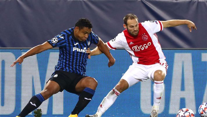 Daley Blind lotta con Luis Muriel (Foto di Marco Luzzani/Getty Images) Ajax, i precedenti in Champions League contro le squadre italiane - immagine 1