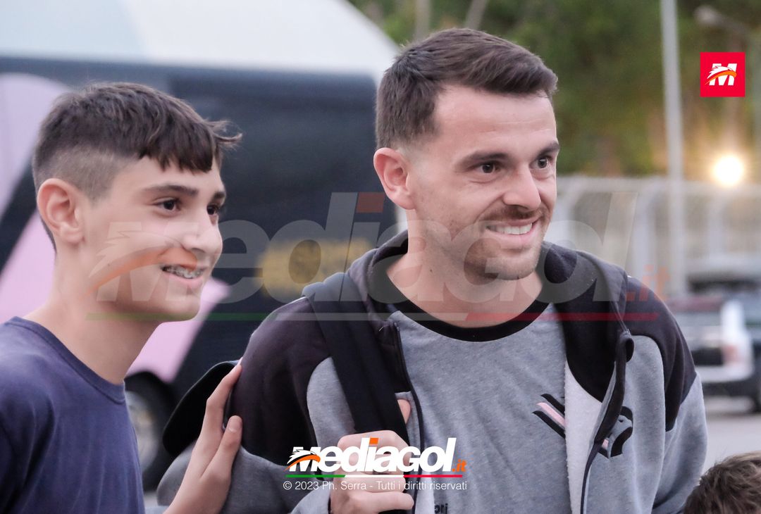 FOTO PALERMO: i giocatori rosanero scattano selfie con i tifosi (GALLERY) - immagine 55