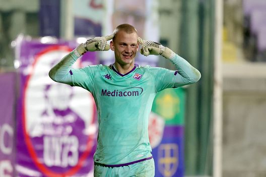 FLORENCE, ITALY - DECEMBER 6: Oliver Christensen of ACF Fiorentina celebrates the victory after the match between of ACF Fiorentina and Parma Calcio - Coppa Italia at Stadio Artemio Franchi on December 6, 2023 in Florence, Italy. (Photo by Gabriele Maltinti/Getty Images) Oliver Twist the game: il freddo “mentalista” Christensen infiamma la Fiesole- immagine 2