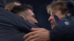 VIDEO Che esultanza del Napoli al gol di Politano: grande abbraccio con Conte!