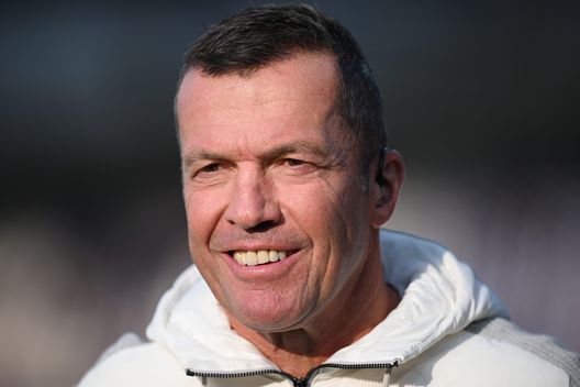 Kiel, Germania - 14 settembre 2024: Lothar Matthaus prima della partita tra Holstein Kiel e Bayern Monaco. (Foto di Stuart Franklin/Getty Images) Brych arbitrerà Matthäus: “Una meravigliosa conclusione della mia carriera”- immagine 3