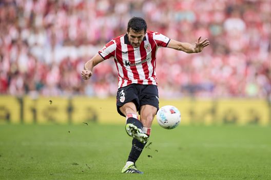 BILBAO, SPAGNA – 13 SETTEMBRE: Dani Vivian dell’Athletic Club crossa il pallone durante la partita di LaLiga EA Sports tra Athletic Club e Deportivo Alavés allo stadio San Mamés il 13 settembre 2025 a Bilbao, Spagna. (Foto di Ion Alcoba Beitia/Getty Images) Liga, Real Sociedad-Bilbao: dove vedere la partita gratis- immagine 3
