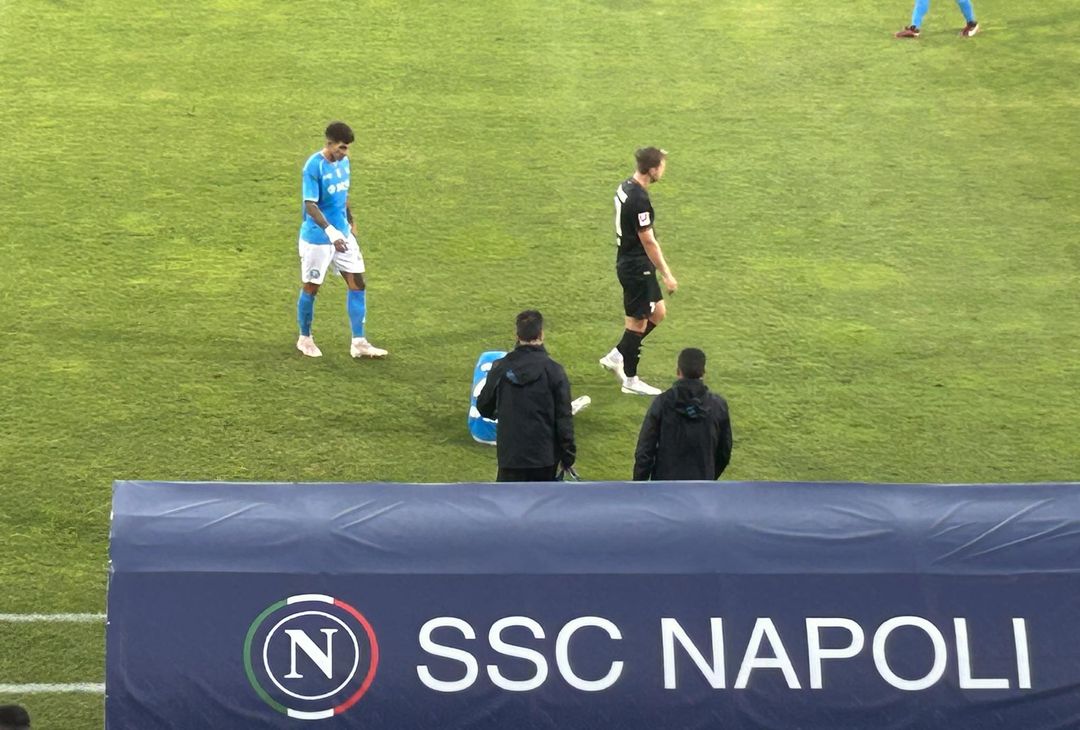 Termina il match di Politano con l'Augsburg: il giocatore esce zoppicante