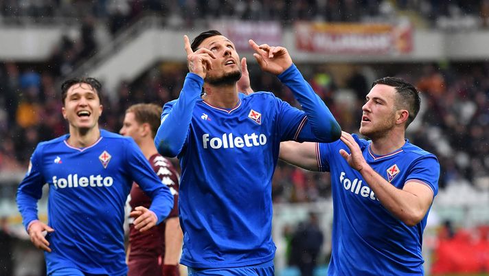 TURIN, ITALY - MARCH 18: Cyril Thereau (C) of ACF Fiorentina celebrates his goal with team mate Jordan Veretout (R) during the serie A match between Torino FC and ACF Fiorentina at Stadio Olimpico di Torino on March 18, 2018 in Turin, Italy. (Photo by Valerio Pennicino/Getty Images) Torino-Fiorentina 1-2, il film della partita: “Caduta libera”- immagine 1