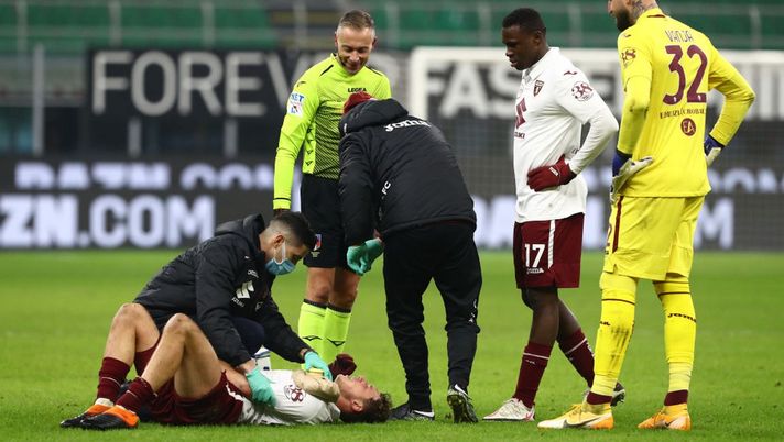 MILAN, ITALY - JANUARY 12: Mergim Vojvoda of Torino F.C. receives medical treatment as Wilfried Singo and Vanja Milinkovic-Savic of Torino F.C. look on during the Coppa Italia match between AC Milan and Torino FC at Stadio Giuseppe Meazza on January 12, 2021 in Milan, Italy. Sporting stadiums around Italy remain under strict restrictions due to the Coronavirus Pandemic as Government social distancing laws prohibit fans inside venues resulting in games being played behind closed doors. (Photo by Marco Luzzani/Getty Images) Torino, cinque partite e sensazioni contrastanti: Milinkovic-Savic non fuga tutti i dubbi - immagine 1