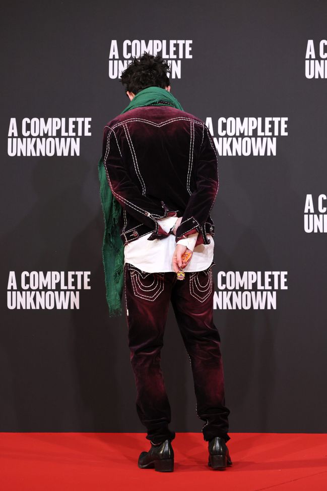 Getty Images Roma-Genoa, che tifo di Chalamet all’Olimpico: esultanza da ultras e foto con Dybala- immagine 2