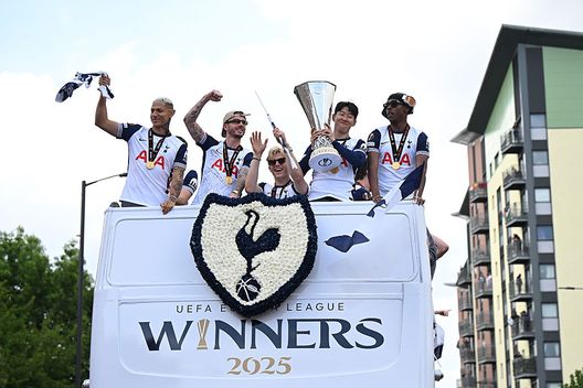 in festa dopo la vittoria dell'Europa League. (Photo by Leon Neal/Getty Images) Tottenham: multa dalla FA per cori omofobi in un match contro lo United- immagine 2