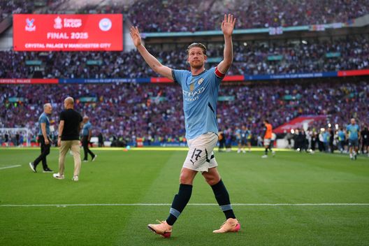 De Bruyne saluta i tifosi del City nell'ultima partita giocata con questa maglia. (Foto di Mike Hewitt/Getty Images) De Bruyne è in Italia: al via le visite mediche con il Napoli in attesa dell’ufficialità- immagine 3