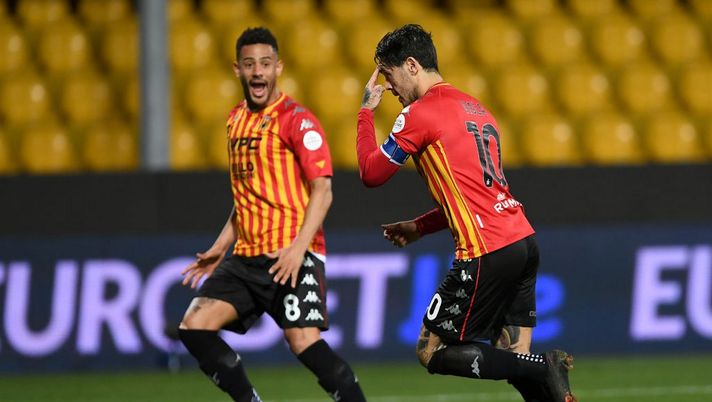 BENEVENTO, ITALY - JANUARY 22: Nicolas Viola of Benevento celebrates scoring the first goal with Andres Tello of Benevento during the Serie A match between Benevento Calcio and Torino FC at Stadio Ciro Vigorito on January 22, 2021 in Benevento, Italy. (Photo by Francesco Pecoraro/Getty Images) Benevento-Torino 1-0, per ora decide Viola: rigore dubbio - immagine 1