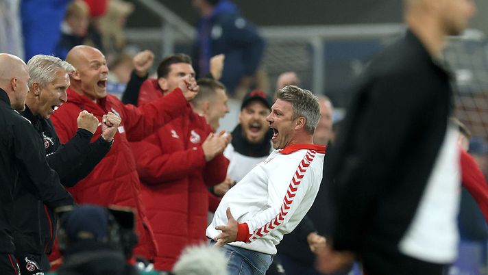 Lukas Kwasniok, tecnico del Colonia, esulta con la squadra (Foto di Alexander Hassenstein/Getty Images) Bundesliga, Colonia-Amburgo: Streaming Gratis e Diretta LIVE - immagine 1