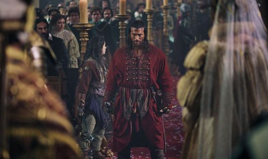 Can Yaman in una scena del film (Foto Mediaset)  Can Yaman torna su Canale 5 nella miniserie “Il Turco”- immagine 2