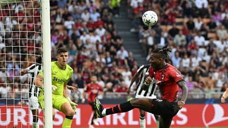 MILAN, ITALY - SEPTEMBER 19: Rafael Leao of AC Milan in action during the UEFA Champions League match between AC Milan and Newcastle United FC at Stadio Giuseppe Meazza on September 19, 2023 in Milan, Italy. (Photo by Claudio Villa/AC Milan via Getty Images)