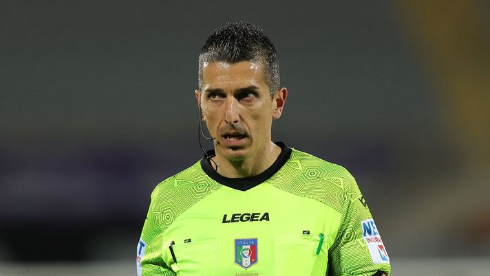 FLORENCE, ITALY - APRIL 27: Livio Marinelli referee looks on during of the Coppa Italia Semi Final match between ACF Fiorentina and US Cremonese at Stadium Artemio Franchi on April 27, 2023 in Florence, Italy. (Photo by Gabriele Maltinti/Getty Images) Fiorentina-Torino a Marinelli, Calvarese: “Arbitro di esperienza” - immagine 1