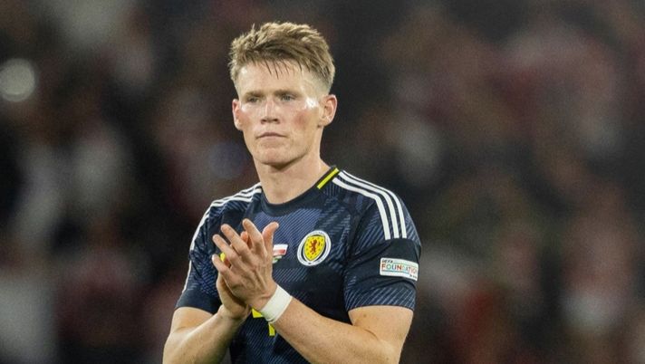 FOTO McTominay premiato come Mvp di Scozia-Polonia: lo scatto con il premio - immagine 1