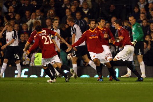 Marco Andreolli festeggia la sua rete contro il Fulham nella stagione 2009-19. (Photo by Phil Cole/Getty Images) La Roma e l’Europa League: l’andamento dei giallorossi nella seconda competizione europea- immagine 2