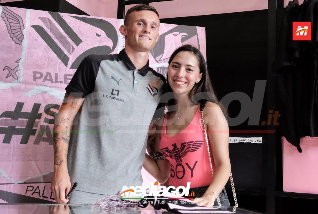 FOTO PALERMO: Liam Henderson incontra i tifosi allo Store Ufficiale (GALLERY) - immagine 87