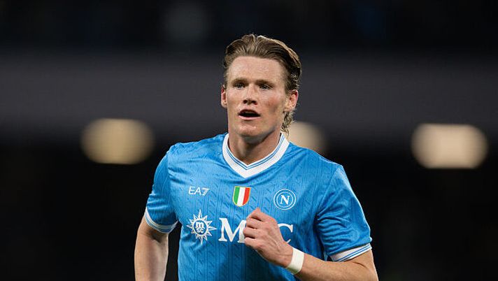 NAPLES, ITALY - OCTOBER 25: Scott Mctominay of Napoli celebrates scoring the 2 - 0 goal during the Serie A match between SSC Napoli and FC Internazionale at Stadio Diego Armando Maradona on October 25, 2025 in Naples, Italy. (Photo by SSC NAPOLI/SSC NAPOLI via Getty Images) Lecce-Napoli, formazioni ufficiali: la scelta su McTominay! Fuori Stulic, Beukema, Spinazzola e Hojlund - immagine 1