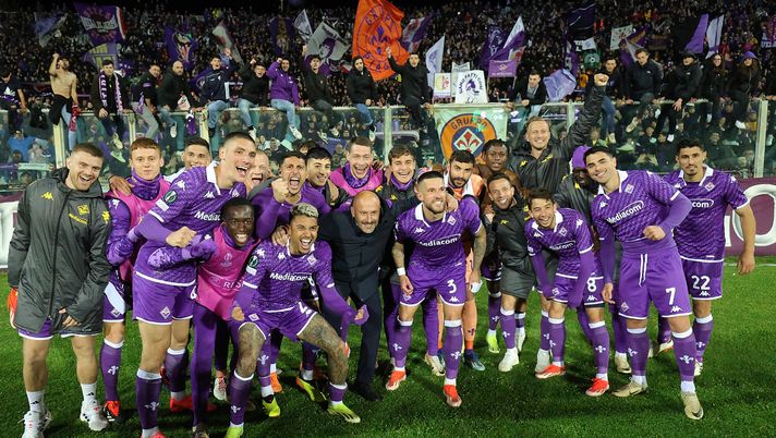 FLORENCE, ITALY - APRIL 18: All players of ACF Fiorentina and Vincenzo Italiano celebrates the victory after during the UEFA Europa Conference League 2023/24 Quarter-final second leg match between ACF Fiorentina and Viktoria Plzen at Stadio Artemio Franchi on April 18, 2024 in Florence, Italy.(Photo by Gabriele Maltinti/Getty Images CdS: Fiorentina stacanovista d’Europa. I numeri superano l’Inter di Mancini - immagine 1