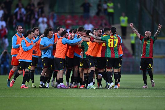 Alessio Curcio della Ternana Calcio festeggia dopo aver segnato il gol del 1-0 durante la partita dei playoff della Serie C NOW tra Ternana Calcio e L.R. Vicenza allo Stadio Adriatico Libero Liberati di Terni, Italia, il 28 maggio 2025 Serie B: Ternana e Pescara, la finale playoff corona un cammino eccezionale- immagine 2