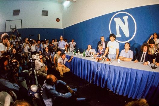 La presentazione alla stampa di Diego Armando Maradona, nel ventre dello stadio San Paolo di Napoli: 5 luglio 1984 Maradona è del Napoli: 5 luglio 1984, la storia ha voluto una data- immagine 6