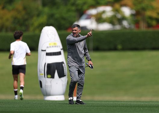 CAIRATE, ITALY - MAY 21: Head coach AC Milan Sergio Conceicao reacts during AC Milan training session at Milanello on May 21, 2025 in Cairate, Italy. (Photo by Claudio Villa/AC Milan via Getty Images) Oggi a Milanello