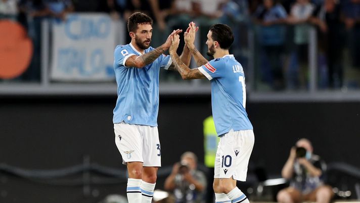 ROME, ITALY - SEPTEMBER 19: Danilo Cataldi of SS Lazio celebrates with Luis Alberto after scoring their side's second goal during the Serie A match between SS Lazio and Cagliari Calcio at Stadio Olimpico on September 19, 2021 in Rome, Italy. (Photo by Paolo Bruno/Getty Images) Pieretti (Radio Sportiva): “Caso tamponi? Il Toro ha forzato la mano” - immagine 1
