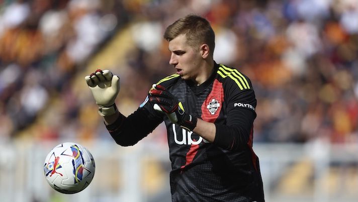 LECCE, ITALY - APRIL 19: Jean Butez of Como during the Serie A match between Lecce and Como at Stadio Via del Mare on April 19, 2025 in Lecce, Italy. (Photo by Maurizio Lagana/Getty Images) Como-Cagliari, le formazioni ufficiali: fuori Butez! Le scelte su Strefezza, Luvumbo e Luperto - immagine 1