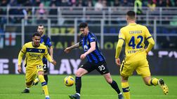 VIDEO Polemiche Inter-Verona, gomitata di Bastoni a Duda prima del gol: l’episodio