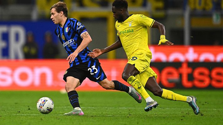 MILAN, ITALY - MAY 18: Nicolò Barella of FC Internazionale competes for the ball with Boulaye Dia of SS Lazio during the Serie A match between FC Internazionale and SS Lazio at Stadio Giuseppe Meazza on May 18, 2025 in Milan, Italy. (Photo by Mattia Ozbot - Inter/Inter via Getty Images) Inter-Lazio, statistiche e precedenti del big match di Serie A - immagine 1