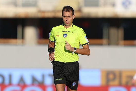 FLORENCE, ITALY - NOVEMBER 10: Luca Zufferli referee looks on during the Serie A match between Fiorentina and Verona at Stadio Artemio Franchi on November 10, 2024 in Florence, Italy. (Photo by Gabriele Maltinti/Getty Images) Calvarese: “Zufferli bene, anche se la partita l’ha aiutato molto”- immagine 2