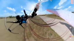 VIDEO / Si schianta al suolo da 500 metri col parapendio: le immagini dell’incidente