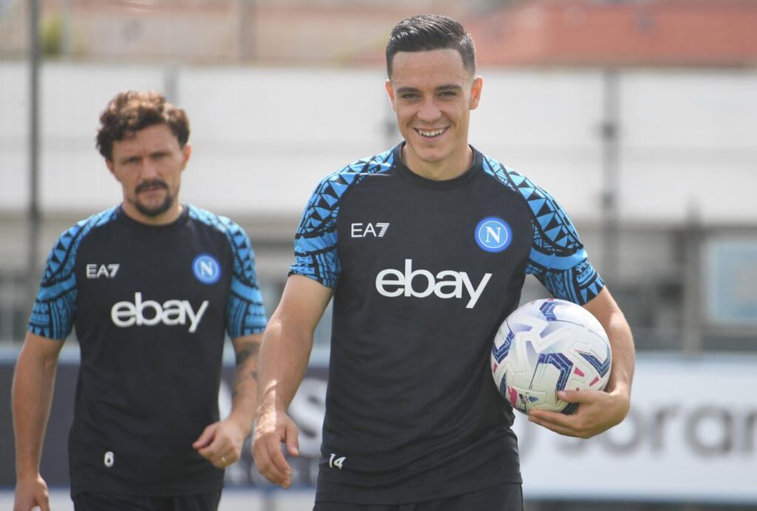 GALLERY Sorrisi e concentrazione: le foto dell’allenamento del Napoli - immagine 6