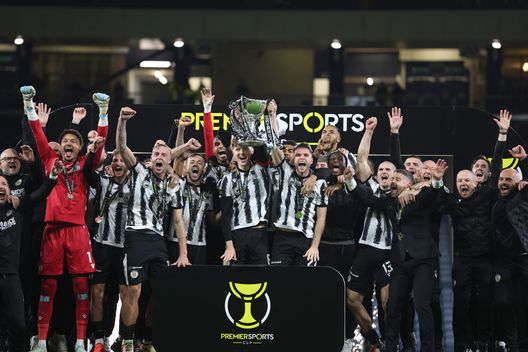 I giocatori del St Mirren alzano il trofeo. (Foto di Ian MacNicol/Getty Images) Celtic, inizio shock per Nancy: finale di coppa persa con il St Mirren e terza sconfitta su tre gare- immagine 2
